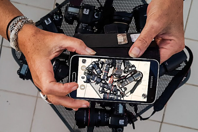 Smartphone met camera's eromheen, fotoapparatuur mee op reis
