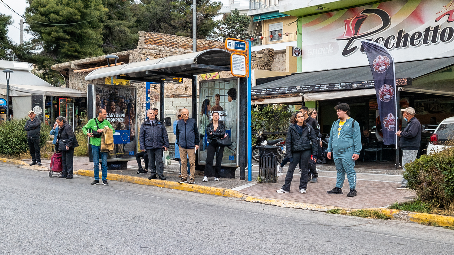 Athene: mensen wachten bij bushalte