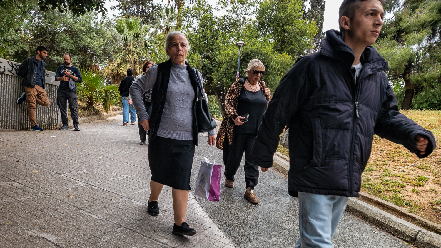 Athene: voetgangers op een pad