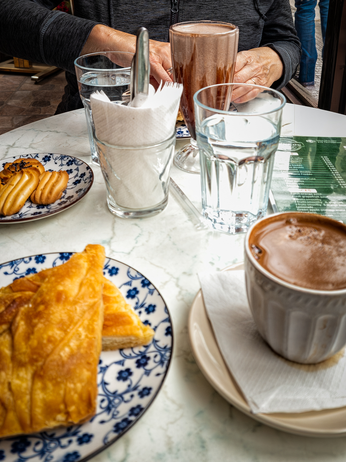 Café tafel met Griekse koffie, koekjes en pastei