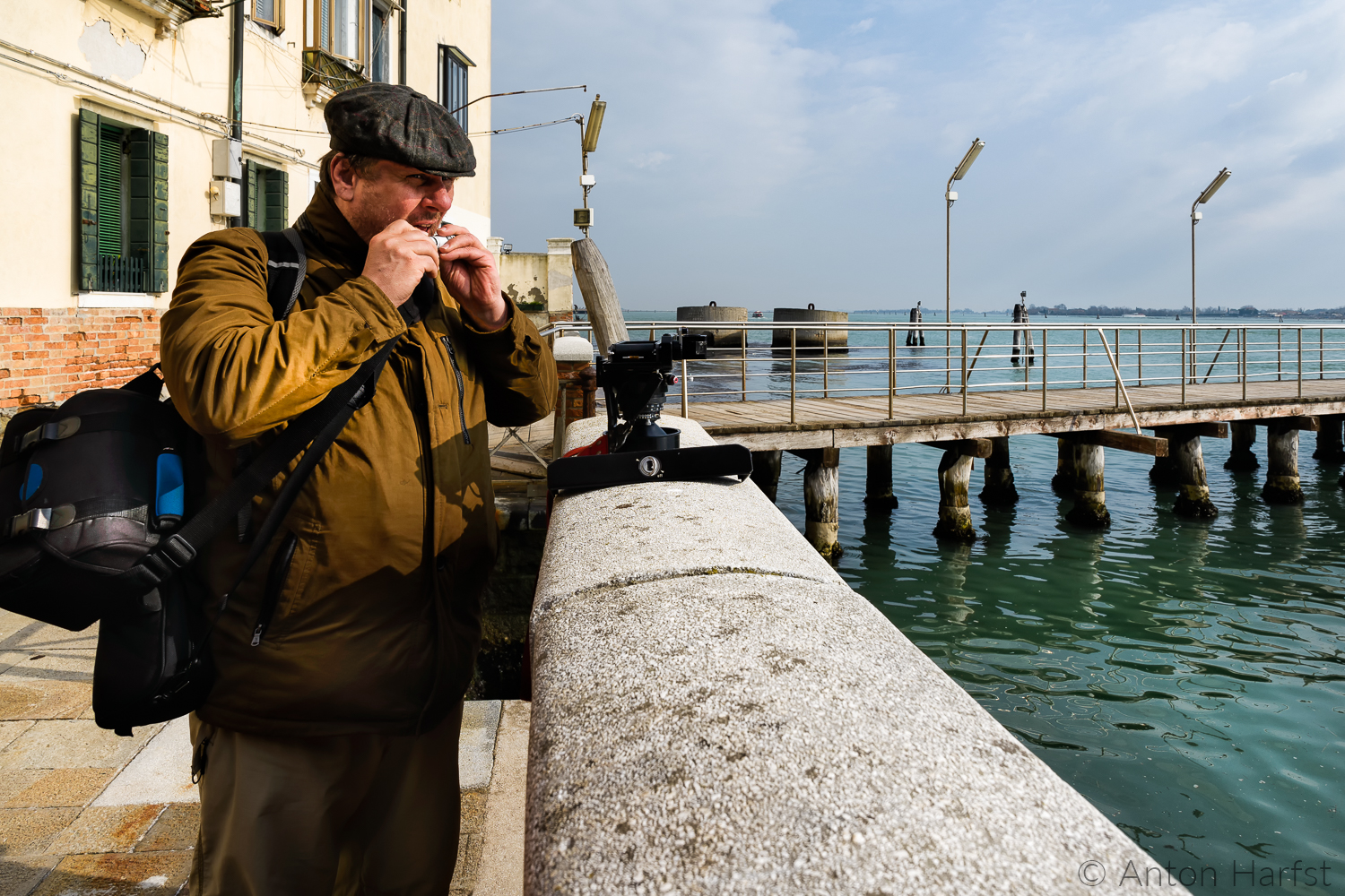 Fotograaf wisseld filmrolletje langs het water
