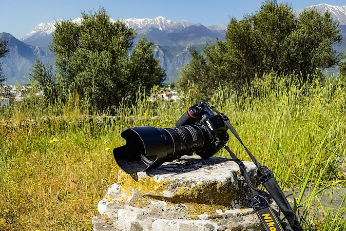 Camera op een stenen steun