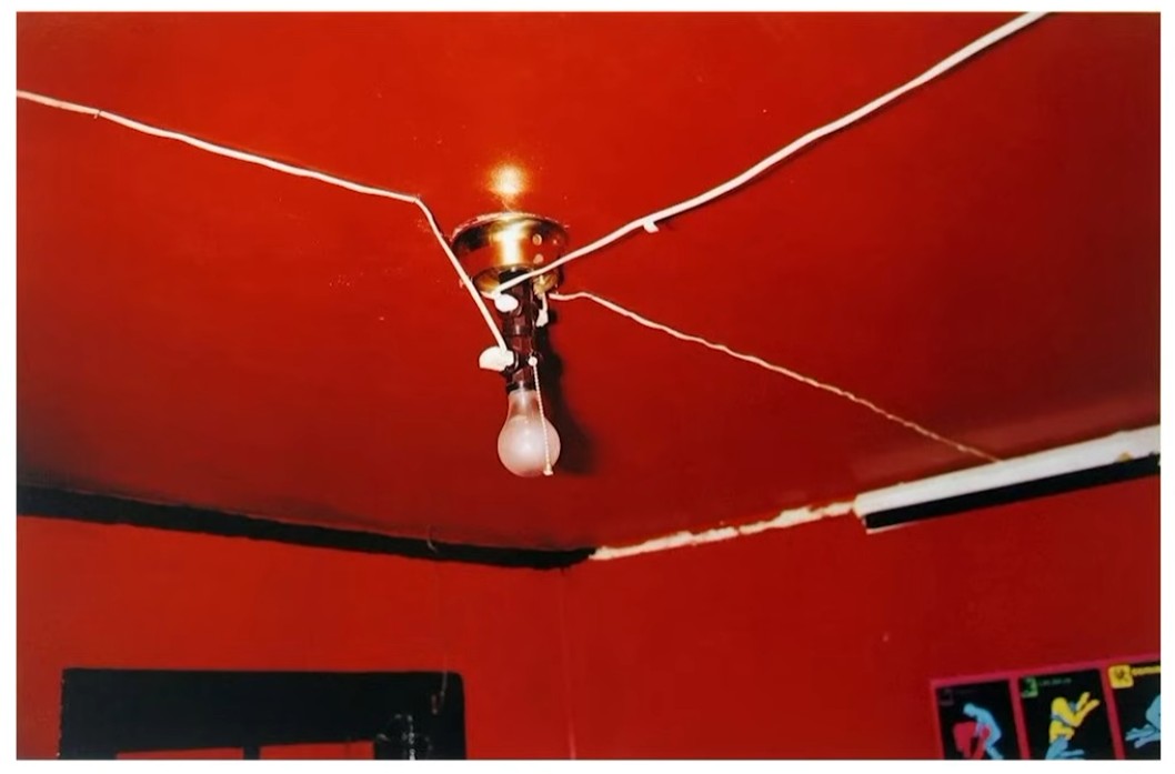 Alledaagse fotografie: Een lamp aan een rood plafond.