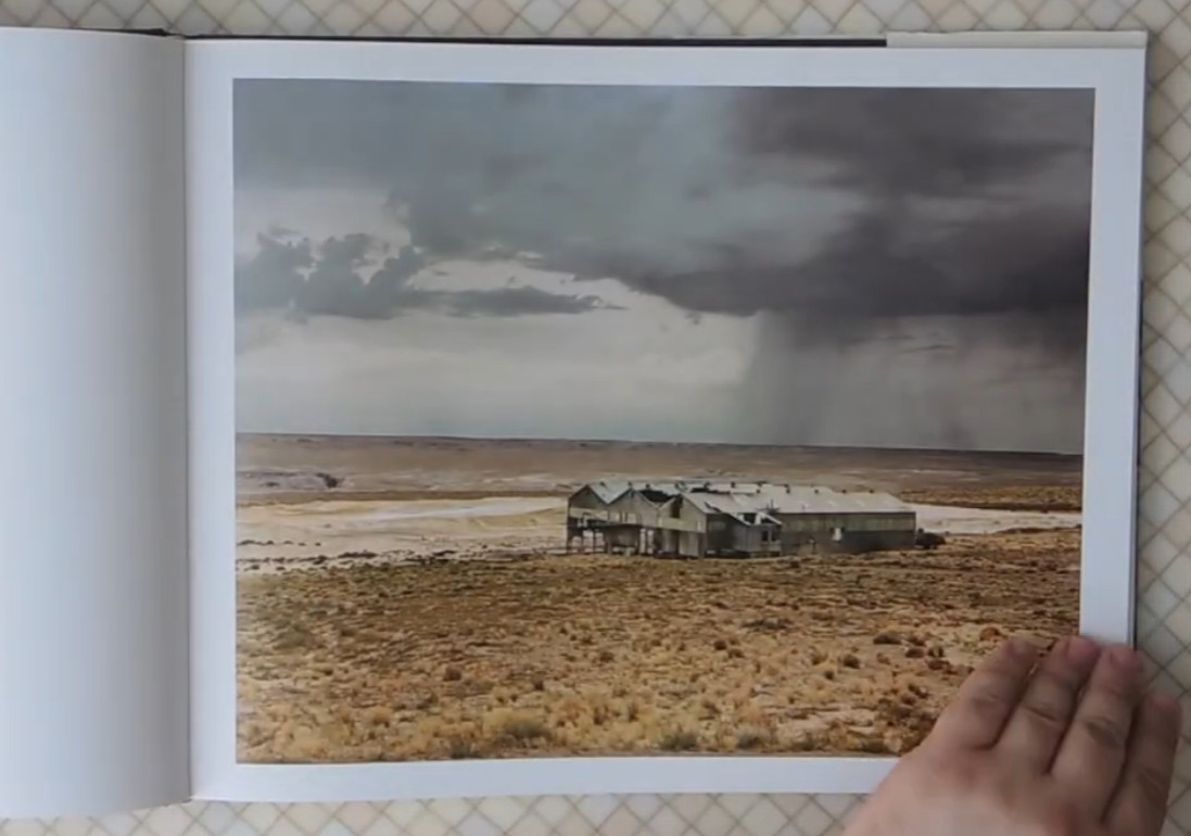 Verlaten huis in een woestijnlandschap