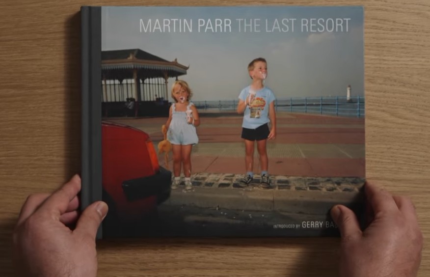 Fotoboek met kinderen en speelgoed aan het strand