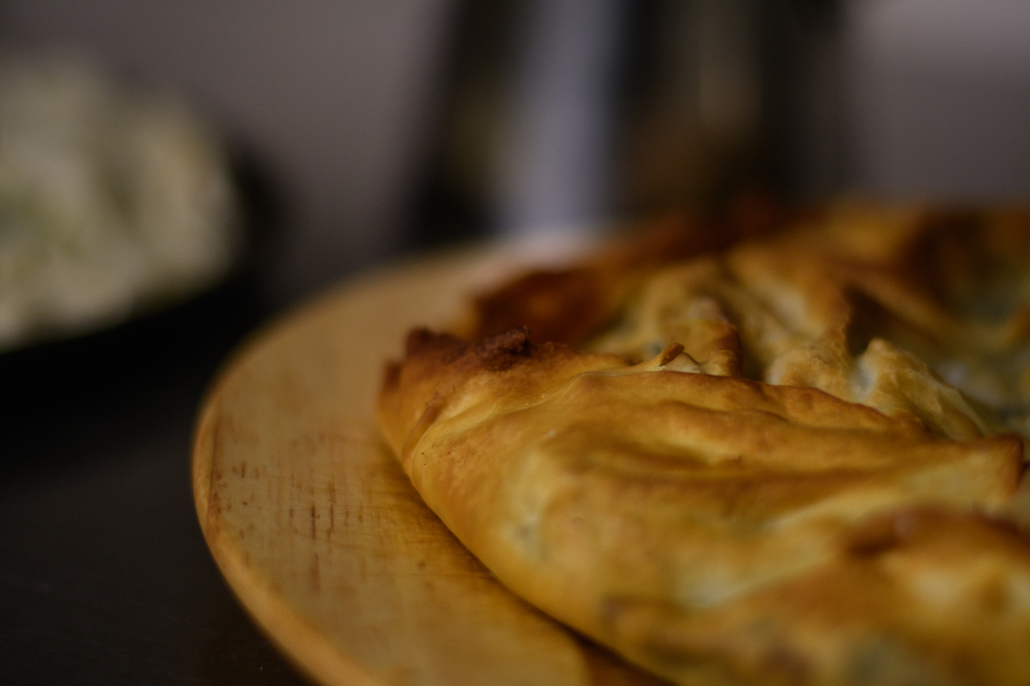 Hartige taart met filodeeg maken tijdens culinaire workshop in Griekenland