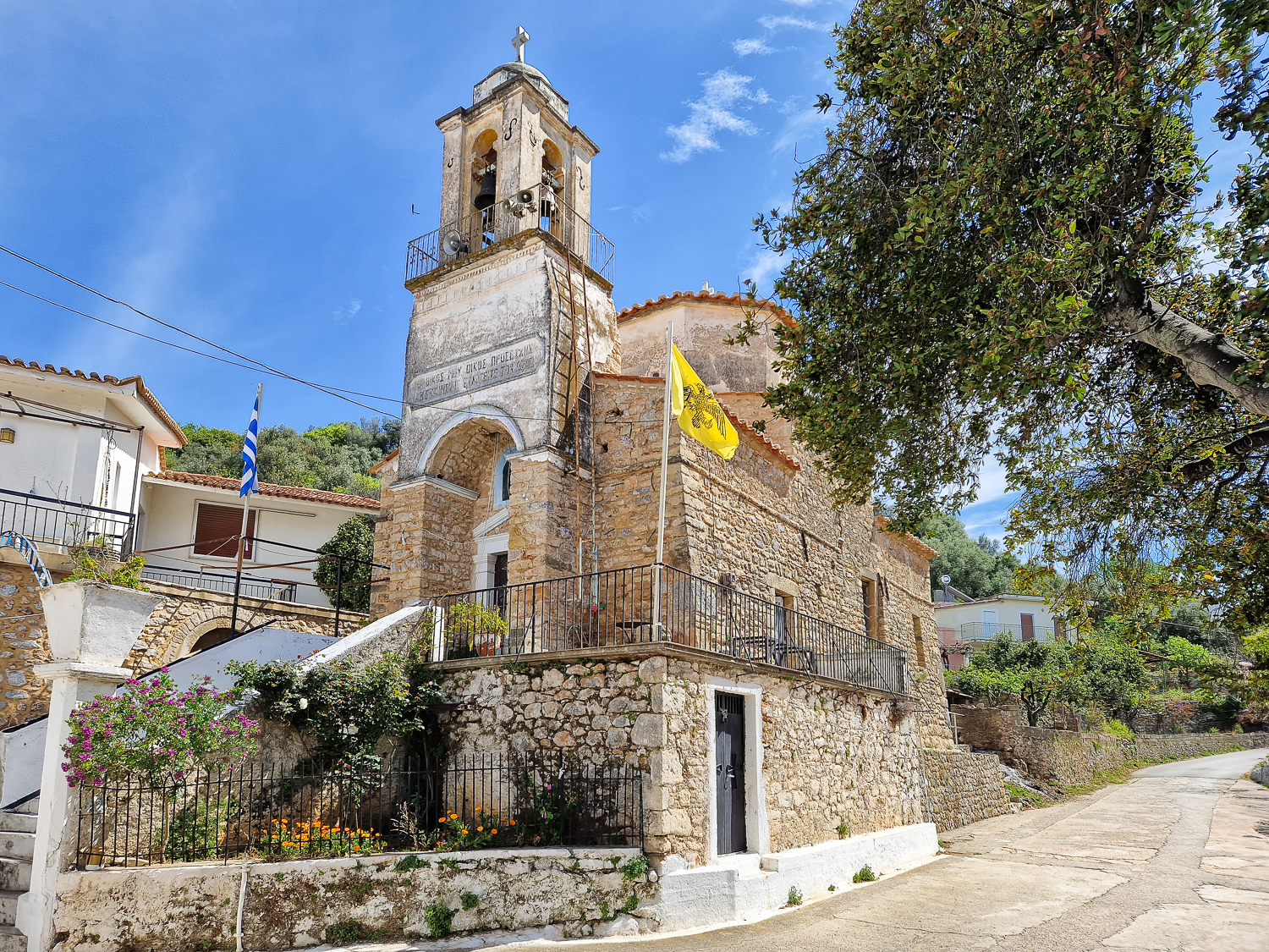 Messinian Mani: Stenen kerk met klokkentoren en gele kerkvlag