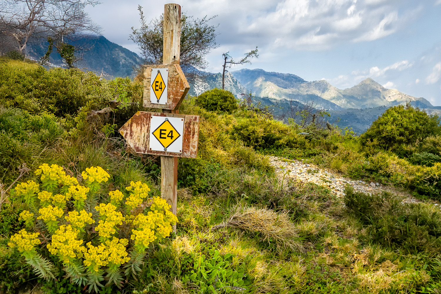 Taygetos Gebergte met E-4 wandelroute aanduiding