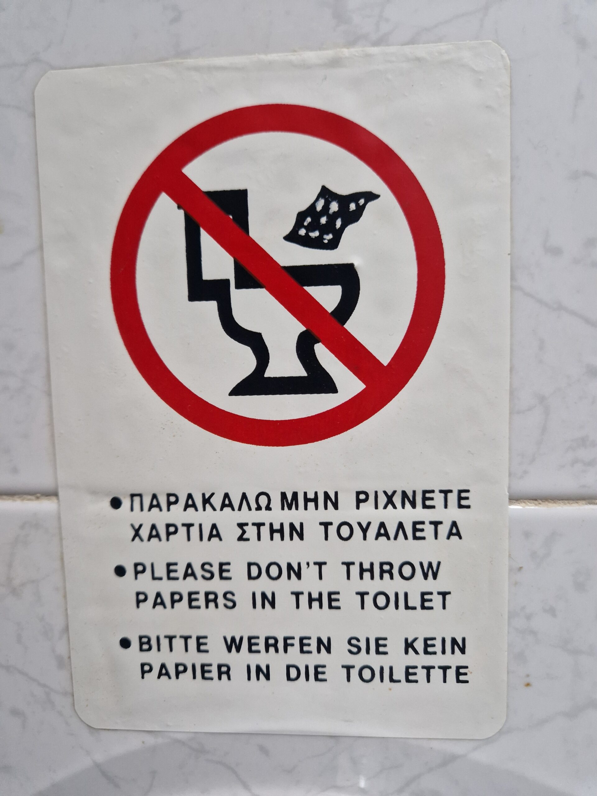 Sticker over het niet doorspoelen van WC-papier in Griekenland